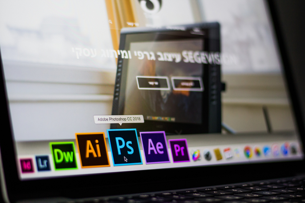 使用悬停的Adobe Photoshop Cc应用程序打开台式机上的笔记本电脑 Turned on Laptop on Desktop With Hovered Adobe Photoshop Cc Application
